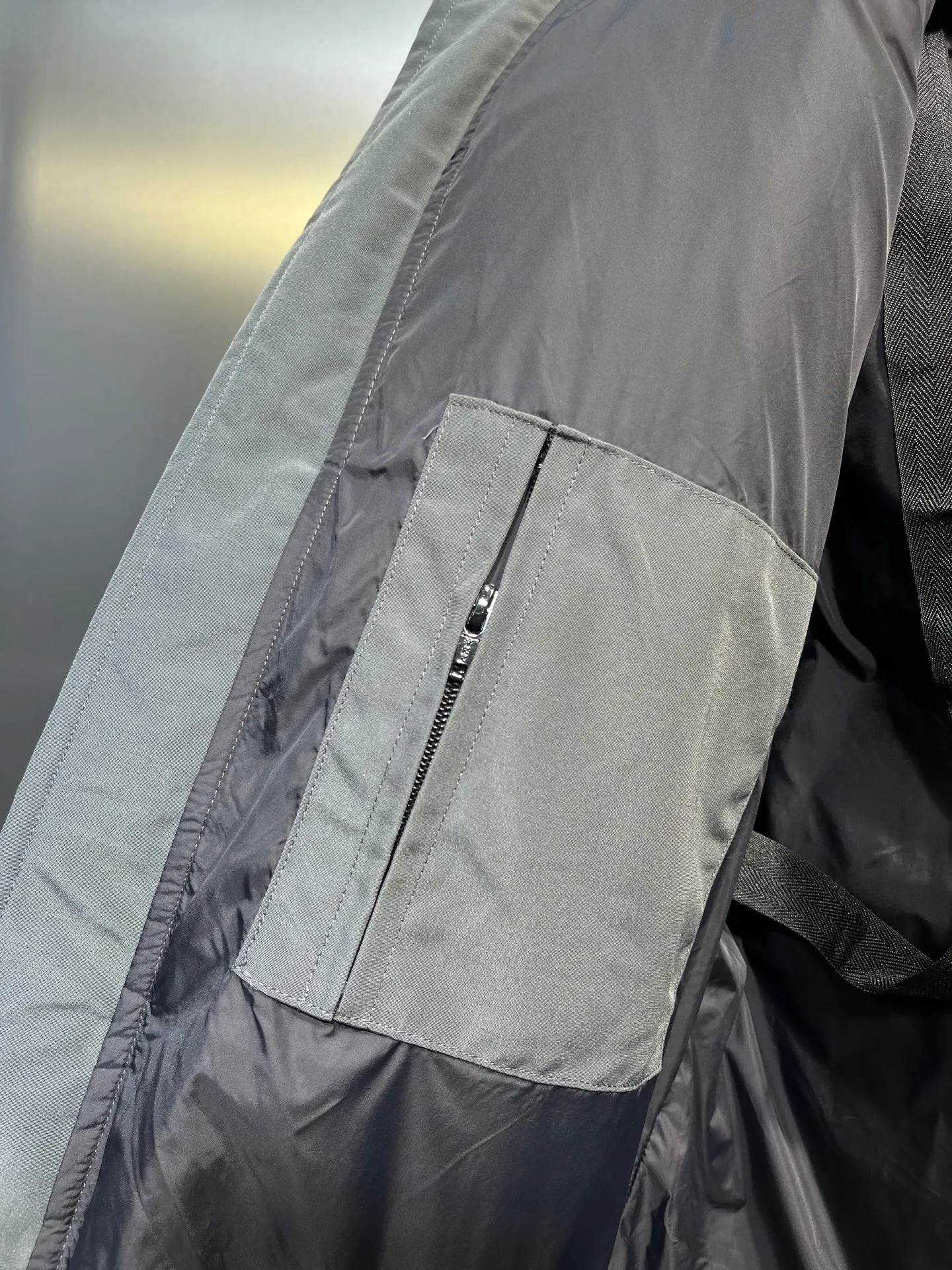 P860 graphite gray) CANADA GOOSE parka 22 styles ➖ Genuine synchronous anti-counterfeiting chip sensor! ➖ Imported 21-count polyester-cotton blended original fabric [last year’s 16-count/18-count hard fabrics have been completely eliminated, this year all use 21-count genuine synchronous fabrics, the soft mid-strap feels delicate and textured], genuine synchronous Feather-Light 10D waterproof coating fabric, made of 84.5 polyester fiber and 15.5 cotton, 100% the best feel in the entire network! ➖ The genuine official website is synchronized with the national standard 80 white duck down, you can check the official website customer service, there will never be a series of misleading claims such as 90 down or goose down! ➖ Using the best nylon lining with double double-layer sealing design, velvet-proof No. 7 needle + grid-filled down ready-made garments, there is 100% no so-called velvet running! ➖ The cuffs are designed with thickened seamless threads, and the collar and pockets are lined with top-quality polar fleece to keep you warm and comfortable! ➖ Yoshida YKK provides original custom-made electroplated sliders. YKK two-way lockable zippers are tight and smooth and will not peel off paint! ➖ 3M composite guarantees that the Velcro is the same as the original, durable, and all accessories and hardware are custom-made! ➖ Imported BEHRINGER embroidery machine to customize the 10,000-needle embroidery logo, 98% of which can be reproduced to restore the original logo. You can check and compare on the official website! ➖ The fur collars are all made of large pieces of Western Canadian blue wolf hide, ensuring that each fur collar is 13-15cm wide! size：xs-xl